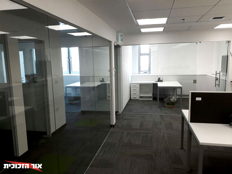 מחיצות זכוכית פותחות ומגדילות את המרחב במשרד