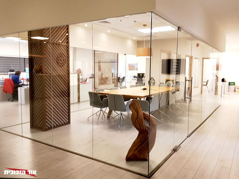 מחיצת זכוכית רצפה תקרה במשרד מעוצב