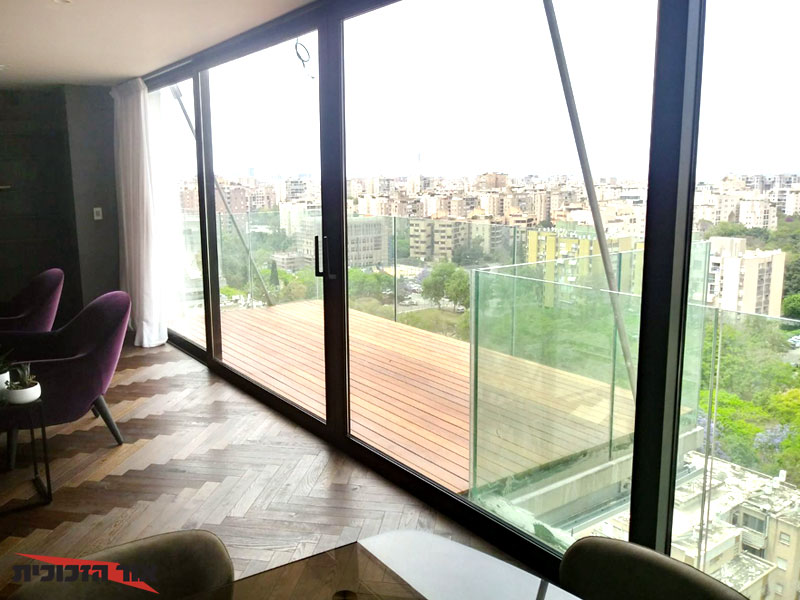 דלתות זכוכית למרפסת בתל אביב