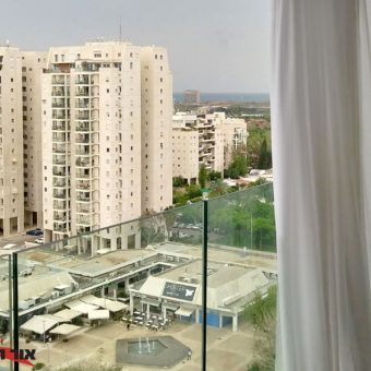 מעקה זכוכית למרפסת בתל אביב