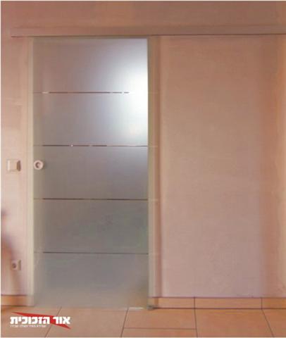 דלת כניסה לחדר מקלחת