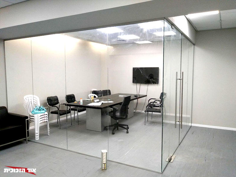 מחיצת זכוכית עם דלת זכוכית למשרד