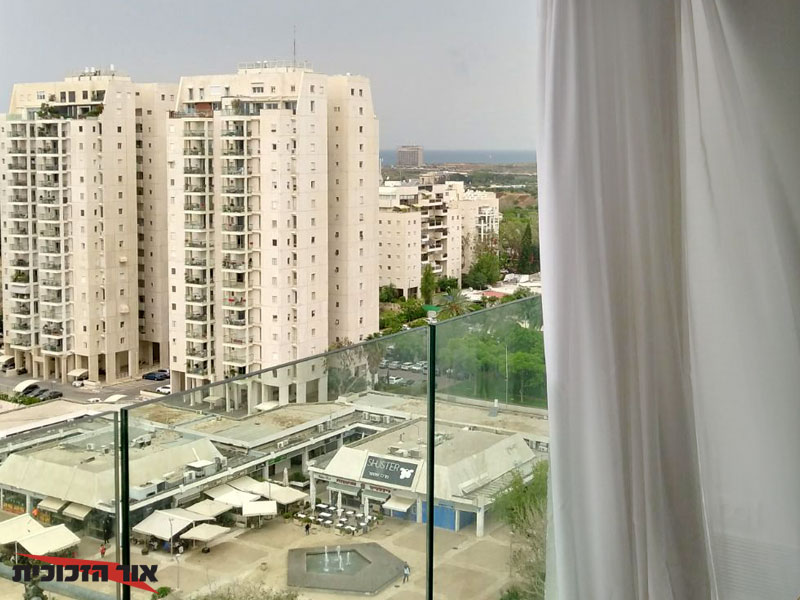 מעקה זכוכית למרפסת בתל אביב