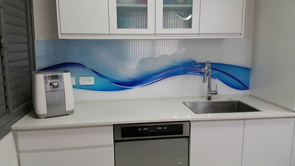 חיפוי זכוכית למטבח גל כחול